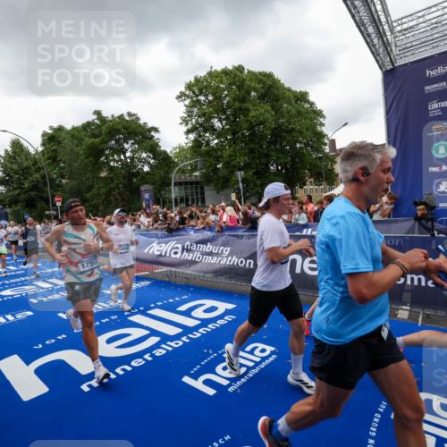 29.06.2025 - hella hamburg halbmarathon Zöllner http://msf.ph/oto/8416995 29.06.2025 10:50:42 Ziel 1399, 1750, 2788, 4346, 6662, 6712, 7134, 7583, 7786, 7952, 8576, 9057, 11214, 11356, 13701, 13808, 13875, 15519, 15803, 16291, 17179, 18006, 18413, 18820 meine-sportfotos.de