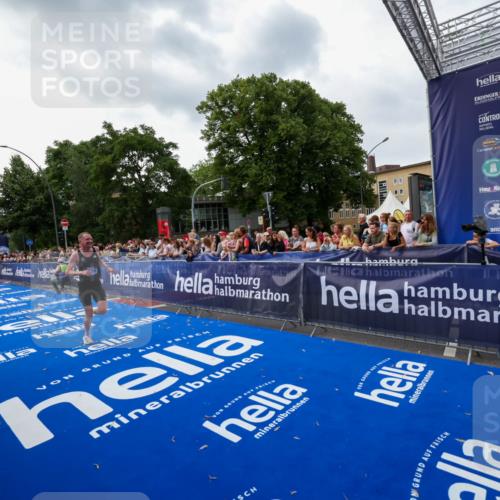 29.06.2025 - hella hamburg halbmarathon Zöllner http://msf.ph/oto/8417008 29.06.2025 10:28:21 Ziel 3075, 7389, 12529, 14140, 16711 meine-sportfotos.de
