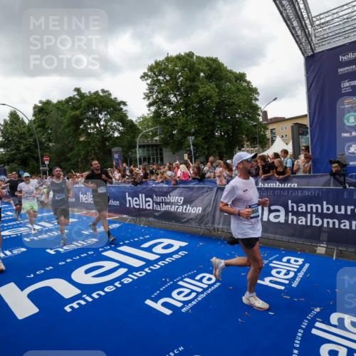 29.06.2025 - hella hamburg halbmarathon Zöllner http://msf.ph/oto/8417014 29.06.2025 10:50:43 Ziel 1399, 1750, 2234, 2788, 4346, 6662, 6712, 7134, 7583, 7786, 7952, 9057, 11356, 13701, 13808, 13875, 15519, 16291, 18006, 18229, 18413, 18820 meine-sportfotos.de