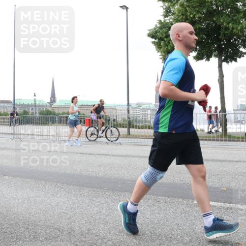 29.06.2025 - hella hamburg halbmarathon Lena Gebhardt http://msf.ph/oto/8417018 29.06.2025 10:51:53 Lombardsbrücke 5531, 1418, 1978, 1997, 2308, 2484, 2485, 2593, 2736, 2778, 3038, 3240, 3991, 4087, 4273, 4598, 4606, 4748, 4808, 4878, 5062, 5291, 5394, 5534, 5716, 5717, 6007, 6091, 6456, 6604, 6885, 6945, 6947, 6954, 6985, 7682, 7769, 7841, 7871, 7992, 8125, 8250, 8251, 8399, 8621, 9220, 9340, 9460, 9462, 9582, 9583, 9590, 9594, 9673, 9730, 10496, 10521, 10533, 10673, 10693, 10830, 11101, 11268, 11375, 11875, 12065 meine-sportfotos.de