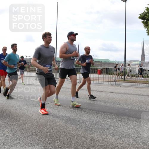 29.06.2025 - hella hamburg halbmarathon Lena Gebhardt http://msf.ph/oto/8417034 29.06.2025 10:17:52 Lombardsbrücke 1655, 657, 66, 144, 1015, 1159, 1160, 1204, 1268, 1274, 1325, 1458, 1554, 1622, 1641, 1749, 1795, 1982, 2094, 2147, 2259, 2305, 2548, 2931, 3138, 3292, 3802, 3803, 3977, 4194, 4218, 4852, 5002, 5004, 5290, 5611, 5733, 6254, 6270, 6336, 6352, 6520, 6786, 7011, 7094, 7258, 7291, 7413, 7566, 7641, 7649, 7838, 7844, 7882, 7883, 8128, 8144, 8248, 8309, 8351, 8607, 8799, 8895, 9400, 9539, 9717, 9734, 9798, 9844, 9848, 9964, 10174, 10332, 10509 meine-sportfotos.de