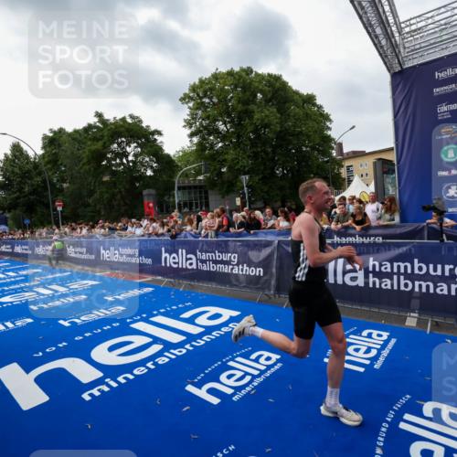 29.06.2025 - hella hamburg halbmarathon Zöllner http://msf.ph/oto/8417035 29.06.2025 10:28:22 Ziel 3075, 7389, 12529, 14140, 16711 meine-sportfotos.de