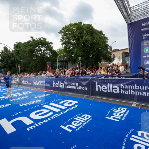 29.06.2025 - hella hamburg halbmarathon Zöllner http://msf.ph/oto/8417068 29.06.2025 10:28:24 Ziel 3075, 12529, 14140, 16711 meine-sportfotos.de