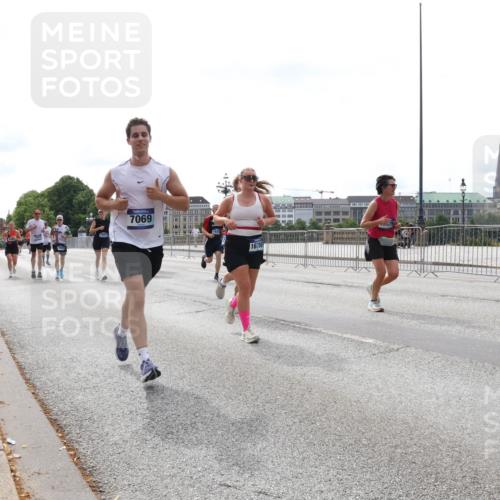 29.06.2025 - hella hamburg halbmarathon Lena Gebhardt http://msf.ph/oto/8417075 29.06.2025 10:26:50 Lombardsbrücke 7069, 16780, 575, 1300, 1530, 1793, 1973, 2045, 2306, 2643, 4358, 4507, 4509, 4844, 5494, 5495, 5707, 6625, 6637, 6905, 7069, 7929, 8056, 8079, 8357, 9186, 9349, 10465, 11110, 11270, 11740, 12071, 12126, 13264, 13462, 14020, 14021, 14930, 15027, 15108, 15807, 15878, 16479, 16788, 17049, 17300, 17445, 17675, 18074, 18087, 18516, 18962, 18976, 18978 meine-sportfotos.de