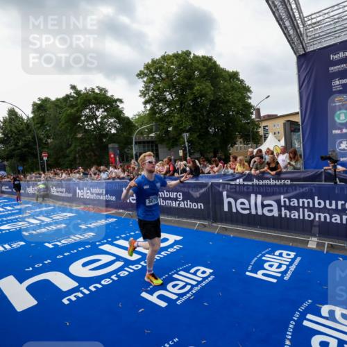 29.06.2025 - hella hamburg halbmarathon Zöllner http://msf.ph/oto/8417094 29.06.2025 10:28:26 Ziel 3075, 5328, 12529, 14140, 16711 meine-sportfotos.de