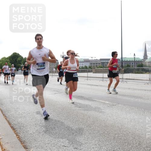 29.06.2025 - hella hamburg halbmarathon Lena Gebhardt http://msf.ph/oto/8417096 29.06.2025 10:26:50 Lombardsbrücke 7069, 1300, 1530, 1793, 1973, 2045, 2306, 2643, 4358, 4507, 4509, 4844, 5494, 5495, 5707, 6625, 6637, 6905, 7069, 7929, 8056, 8079, 8357, 9186, 9349, 10465, 11110, 11270, 11740, 12071, 12126, 13264, 13462, 14020, 14021, 14930, 15027, 15108, 15807, 15878, 16479, 16788, 17049, 17300, 17445, 17675, 18074, 18087, 18516, 18962, 18976, 18978 meine-sportfotos.de