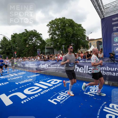 29.06.2025 - hella hamburg halbmarathon Zöllner http://msf.ph/oto/8417102 29.06.2025 10:50:46 Ziel 2234, 2788, 5115, 6662, 6712, 7134, 7583, 7952, 8657, 11356, 13701, 13808, 13875, 15426, 15720, 16291, 17129, 17908, 18229, 18370, 18413, 18820 meine-sportfotos.de