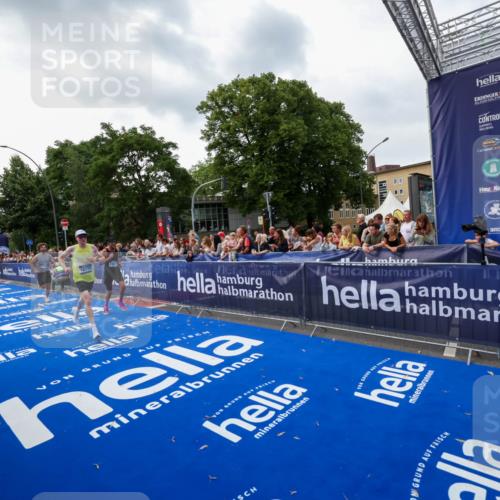 29.06.2025 - hella hamburg halbmarathon Zöllner http://msf.ph/oto/8417109 29.06.2025 10:28:27 Ziel 3075, 5328, 12529, 14140, 16711 meine-sportfotos.de
