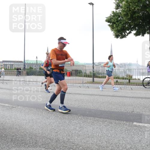 29.06.2025 - hella hamburg halbmarathon Lena Gebhardt http://msf.ph/oto/8417110 29.06.2025 10:51:54 Lombardsbrücke 3991, 7603, 1418, 1978, 1997, 2308, 2593, 2736, 2778, 3038, 3240, 3991, 4087, 4273, 4436, 4598, 4606, 4748, 4808, 4878, 5062, 5291, 5394, 5534, 5716, 5717, 6007, 6091, 6456, 6604, 6885, 6945, 6947, 6954, 6985, 7682, 7769, 7841, 7871, 7992, 8125, 8250, 8251, 8399, 8621, 9220, 9340, 9460, 9462, 9590, 9594, 9673, 9730, 10496, 10521, 10533, 10673, 10693, 10830, 11101, 11126, 11127, 11268, 11375, 11875, 12065 meine-sportfotos.de