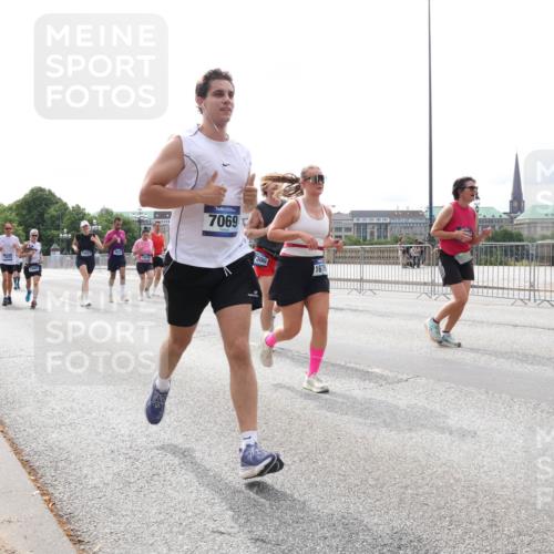 29.06.2025 - hella hamburg halbmarathon Lena Gebhardt http://msf.ph/oto/8417112 29.06.2025 10:26:51 Lombardsbrücke 7069, 300, 16, 1300, 1530, 1793, 1973, 2045, 2306, 2643, 4358, 4507, 4509, 4844, 5494, 5495, 5707, 6625, 6637, 6905, 7069, 7234, 7314, 7929, 8056, 8079, 8357, 9186, 9349, 10465, 11110, 11270, 11740, 12071, 12126, 13264, 13462, 14020, 14021, 14930, 15027, 15108, 15807, 15878, 16479, 16788, 17049, 17300, 17445, 17675, 18074, 18087, 18516, 18962, 18976, 18978 meine-sportfotos.de