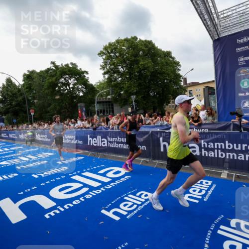 29.06.2025 - hella hamburg halbmarathon Zöllner http://msf.ph/oto/8417127 29.06.2025 10:28:28 Ziel 5328, 12529, 14140, 16711 meine-sportfotos.de