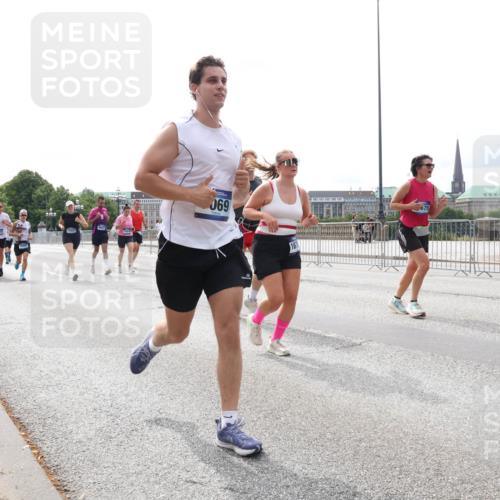 29.06.2025 - hella hamburg halbmarathon Lena Gebhardt http://msf.ph/oto/8417131 29.06.2025 10:26:51 Lombardsbrücke 069, 675, 1300, 1530, 1793, 1973, 2045, 2306, 2643, 4358, 4507, 4509, 4844, 5494, 5495, 5707, 6625, 6637, 6905, 7069, 7234, 7314, 7929, 8056, 8079, 8357, 9186, 9349, 10465, 11110, 11270, 11740, 12071, 12126, 13264, 13462, 14020, 14021, 14930, 15027, 15108, 15807, 15878, 16479, 16788, 17049, 17300, 17445, 17675, 18074, 18087, 18516, 18962, 18976, 18978 meine-sportfotos.de