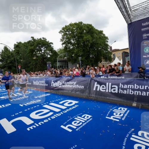 29.06.2025 - hella hamburg halbmarathon Zöllner http://msf.ph/oto/8417132 29.06.2025 10:50:47 Ziel 2234, 2788, 5115, 6712, 7134, 7583, 7952, 8657, 11356, 13701, 15426, 15720, 16291, 17129, 17908, 18229, 18370, 18413, 18820 meine-sportfotos.de