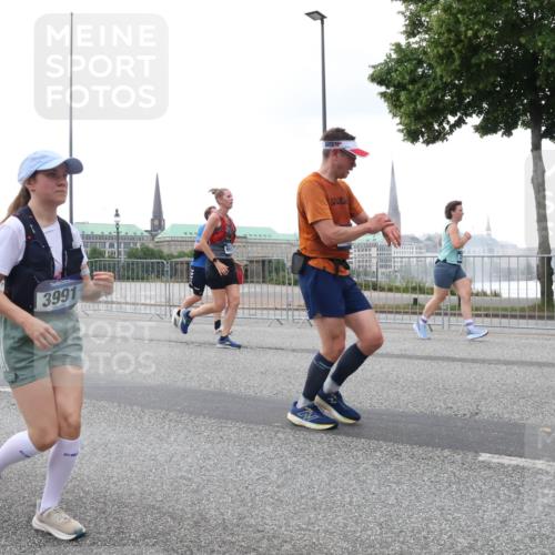 29.06.2025 - hella hamburg halbmarathon Lena Gebhardt http://msf.ph/oto/8417146 29.06.2025 10:51:55 Lombardsbrücke 3991, 1418, 1978, 1997, 2308, 2593, 2736, 2778, 3038, 3240, 3991, 4087, 4273, 4436, 4598, 4606, 4748, 4808, 5062, 5291, 5534, 5716, 5717, 6007, 6091, 6456, 6604, 6885, 6945, 6947, 6954, 6985, 7682, 7841, 7871, 7992, 8125, 8194, 8196, 8250, 8251, 8399, 8621, 9220, 9340, 9460, 9462, 9590, 9594, 9673, 9730, 10342, 10496, 10521, 10533, 10673, 10693, 10830, 11101, 11126, 11127, 11268, 11375, 11875, 12065 meine-sportfotos.de