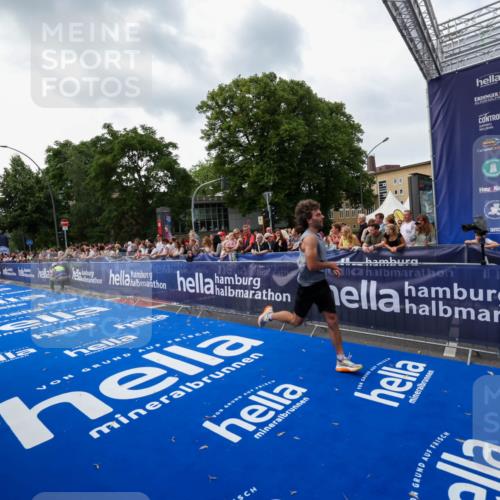 29.06.2025 - hella hamburg halbmarathon Zöllner http://msf.ph/oto/8417153 29.06.2025 10:28:29 Ziel 5328, 12529, 14140, 16711, 17374 meine-sportfotos.de