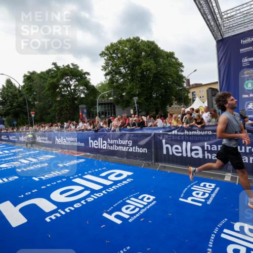 29.06.2025 - hella hamburg halbmarathon Zöllner http://msf.ph/oto/8417162 29.06.2025 10:28:30 Ziel 5328, 14140, 17374 meine-sportfotos.de