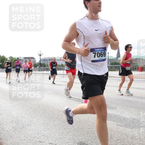 29.06.2025 - hella hamburg halbmarathon Lena Gebhardt http://msf.ph/oto/8417163 29.06.2025 10:26:51 Lombardsbrücke 15878, 16479, 7300, 7069, 1300, 1530, 1793, 1973, 2045, 2306, 2643, 4358, 4507, 4509, 4844, 5494, 5495, 5707, 6625, 6637, 6905, 7069, 7234, 7314, 7929, 8056, 8079, 8357, 9186, 9349, 10465, 11110, 11270, 11740, 12071, 12126, 13264, 13462, 14020, 14021, 14930, 15027, 15108, 15807, 15878, 16479, 16788, 17049, 17300, 17445, 17675, 18074, 18087, 18516, 18962, 18976, 18978 meine-sportfotos.de