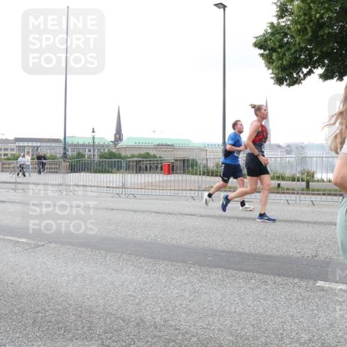 29.06.2025 - hella hamburg halbmarathon Lena Gebhardt http://msf.ph/oto/8417178 29.06.2025 10:51:56 Lombardsbrücke 1418, 1978, 1997, 2308, 2593, 2736, 2778, 3038, 3240, 3991, 4087, 4273, 4436, 4598, 4606, 4748, 4808, 5062, 5291, 5534, 5716, 5717, 6007, 6091, 6404, 6406, 6456, 6604, 6885, 6945, 6947, 6954, 6985, 7682, 7841, 7871, 7992, 8125, 8194, 8196, 8250, 8251, 8399, 8621, 9220, 9340, 9460, 9462, 9590, 9594, 9673, 9730, 10342, 10496, 10521, 10533, 10673, 10693, 10830, 11101, 11126, 11127, 11268, 11375, 11875, 12065 meine-sportfotos.de