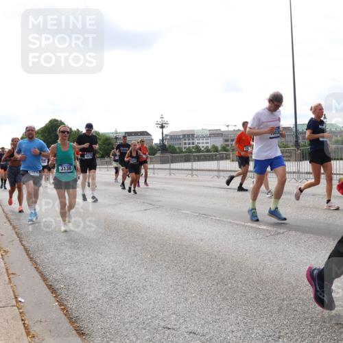 29.06.2025 - hella hamburg halbmarathon Lena Gebhardt http://msf.ph/oto/8417191 29.06.2025 10:17:54 Lombardsbrücke 11275, 3138, 10174, 03, 165, 1015, 1159, 1160, 1204, 1268, 1274, 1325, 1458, 1554, 1622, 1641, 1749, 1795, 1982, 2094, 2147, 2259, 2305, 2548, 2931, 3138, 3292, 3977, 4194, 4218, 4804, 4852, 5002, 5004, 5290, 5611, 5733, 6254, 6270, 6336, 6352, 6786, 7094, 7258, 7291, 7413, 7566, 7641, 7649, 7838, 7844, 7882, 7883, 8067, 8128, 8144, 8248, 8351, 8607, 8799, 8895, 9400, 9539, 9717, 9734, 9798, 9844, 9848, 9964, 10174, 10332, 10509 meine-sportfotos.de