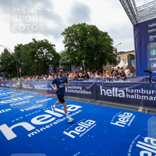 29.06.2025 - hella hamburg halbmarathon Zöllner http://msf.ph/oto/8417195 29.06.2025 10:28:34 Ziel 5328, 17374 meine-sportfotos.de