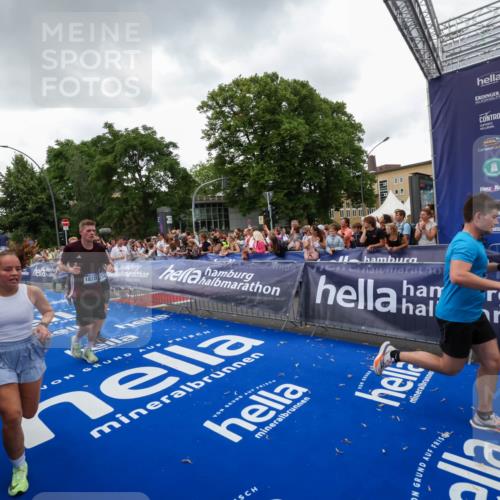 29.06.2025 - hella hamburg halbmarathon Zöllner http://msf.ph/oto/8417198 29.06.2025 10:50:50 Ziel 2234, 2788, 3947, 4839, 5018, 5115, 7134, 7952, 8657, 10750, 11356, 13701, 15426, 15720, 17129, 17908, 18182, 18229, 18370 meine-sportfotos.de