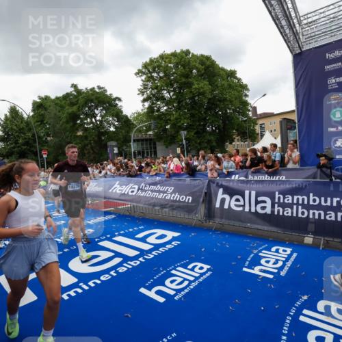 29.06.2025 - hella hamburg halbmarathon Zöllner http://msf.ph/oto/8417202 29.06.2025 10:50:50 Ziel 2234, 2788, 3947, 4839, 5018, 5115, 7134, 7952, 8657, 10750, 11356, 13701, 15426, 15720, 17129, 17908, 18182, 18229, 18370 meine-sportfotos.de