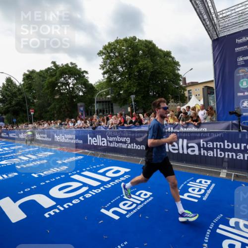 29.06.2025 - hella hamburg halbmarathon Zöllner http://msf.ph/oto/8417211 29.06.2025 10:28:34 Ziel 5328, 17374 meine-sportfotos.de