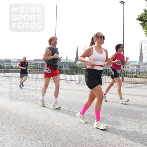 29.06.2025 - hella hamburg halbmarathon Lena Gebhardt http://msf.ph/oto/8417212 29.06.2025 10:26:51 Lombardsbrücke 6623, 15027, 7300, 7675, 1300, 1530, 1793, 1973, 2045, 2306, 2643, 4358, 4507, 4509, 4844, 5494, 5495, 5707, 6625, 6637, 6905, 7069, 7234, 7314, 7929, 8056, 8079, 8357, 9186, 9349, 10465, 11110, 11270, 11740, 12071, 12126, 13264, 13462, 14020, 14021, 14930, 15027, 15108, 15807, 15878, 16479, 16788, 17049, 17300, 17445, 17675, 18074, 18087, 18516, 18962, 18976, 18978 meine-sportfotos.de
