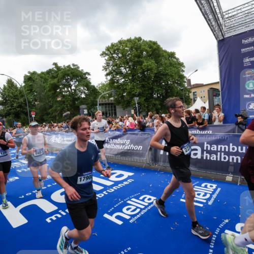 29.06.2025 - hella hamburg halbmarathon Zöllner http://msf.ph/oto/8417214 29.06.2025 10:50:52 Ziel 1466, 2234, 3947, 4839, 5018, 5115, 7052, 8205, 8657, 10750, 15395, 15426, 15720, 17129, 17908, 18182, 18229, 18370 meine-sportfotos.de