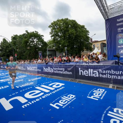 29.06.2025 - hella hamburg halbmarathon Zöllner http://msf.ph/oto/8417232 29.06.2025 10:28:36 Ziel 17374 meine-sportfotos.de