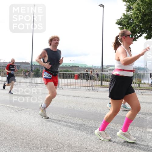 29.06.2025 - hella hamburg halbmarathon Lena Gebhardt http://msf.ph/oto/8417235 29.06.2025 10:26:52 Lombardsbrücke 7300, 1300, 1530, 1793, 1973, 2045, 2306, 2643, 4358, 4507, 4509, 4844, 5494, 5495, 5707, 6625, 6637, 6905, 7069, 7234, 7314, 7929, 8056, 8079, 8281, 8357, 9186, 9349, 10465, 11110, 11270, 11740, 12071, 12126, 13264, 13462, 14020, 14021, 14930, 15027, 15108, 15807, 15878, 16479, 16788, 17049, 17300, 17445, 17675, 18074, 18087, 18516, 18962, 18976, 18978 meine-sportfotos.de