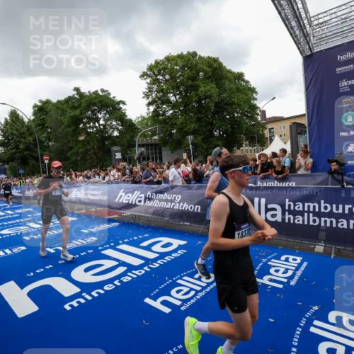 29.06.2025 - hella hamburg halbmarathon Zöllner http://msf.ph/oto/8417241 29.06.2025 10:50:54 Ziel 1466, 3654, 3947, 4839, 5018, 5115, 7052, 8205, 8657, 10750, 11551, 15395, 15426, 15643, 15720, 17129, 18182, 18370 meine-sportfotos.de