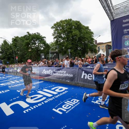 29.06.2025 - hella hamburg halbmarathon Zöllner http://msf.ph/oto/8417248 29.06.2025 10:50:54 Ziel 1466, 3654, 3947, 4839, 5018, 5115, 7052, 8205, 8657, 10750, 11551, 15395, 15426, 15643, 15720, 17129, 18182, 18370 meine-sportfotos.de