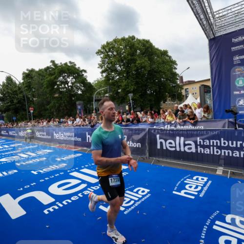 29.06.2025 - hella hamburg halbmarathon Zöllner http://msf.ph/oto/8417253 29.06.2025 10:28:37 Ziel 10222, 17213, 17374 meine-sportfotos.de