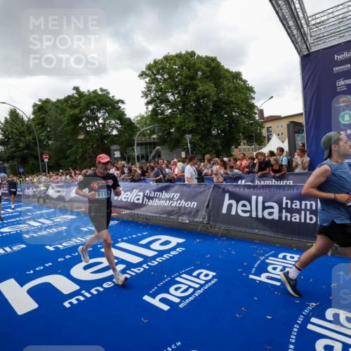 29.06.2025 - hella hamburg halbmarathon Zöllner http://msf.ph/oto/8417254 29.06.2025 10:50:54 Ziel 1466, 3654, 3947, 4839, 5018, 5115, 7052, 8205, 8657, 10750, 11551, 15395, 15426, 15643, 15720, 17129, 18182, 18370 meine-sportfotos.de