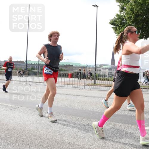 29.06.2025 - hella hamburg halbmarathon Lena Gebhardt http://msf.ph/oto/8417256 29.06.2025 10:26:52 Lombardsbrücke 7300, 1300, 1530, 1793, 1973, 2045, 2306, 2643, 4358, 4507, 4509, 4844, 5494, 5495, 5707, 6625, 6637, 6905, 7069, 7234, 7314, 7929, 8056, 8079, 8281, 8357, 9186, 9349, 10465, 11110, 11270, 11740, 12071, 12126, 13264, 13462, 14020, 14021, 14930, 15027, 15108, 15807, 15878, 16479, 16788, 17049, 17300, 17445, 17675, 18074, 18087, 18516, 18962, 18976, 18978 meine-sportfotos.de
