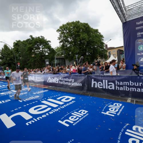 29.06.2025 - hella hamburg halbmarathon Zöllner http://msf.ph/oto/8417268 29.06.2025 10:50:56 Ziel 1466, 3654, 3947, 4839, 5018, 7052, 7369, 8205, 8572, 10750, 11551, 13687, 15362, 15395, 15643, 18182 meine-sportfotos.de