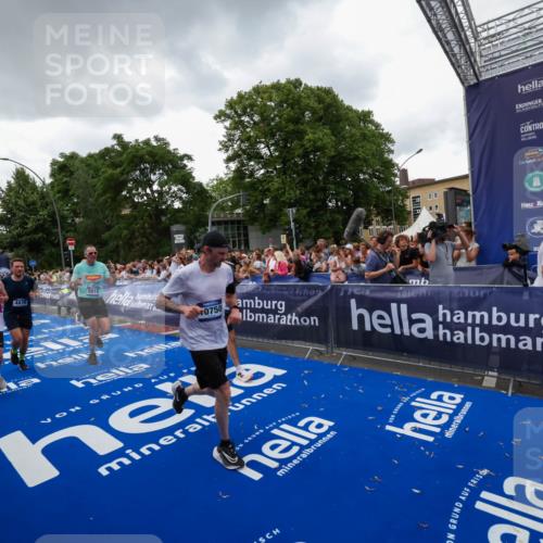 29.06.2025 - hella hamburg halbmarathon Zöllner http://msf.ph/oto/8417288 29.06.2025 10:50:57 Ziel 1466, 2207, 3654, 3947, 4839, 5018, 7052, 7369, 8205, 8572, 10215, 10750, 11551, 13687, 15362, 15395, 15643, 16285, 18182 meine-sportfotos.de