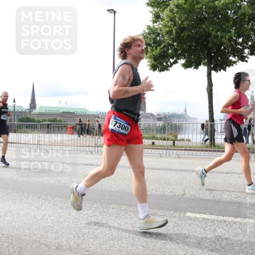 29.06.2025 - hella hamburg halbmarathon Lena Gebhardt http://msf.ph/oto/8417290 29.06.2025 10:26:52 Lombardsbrücke 17300, 1300, 1530, 1793, 1973, 2045, 2306, 2643, 4358, 4507, 4509, 4844, 5494, 5495, 5707, 6625, 6637, 6905, 7069, 7234, 7314, 7929, 8056, 8079, 8281, 8357, 9186, 9349, 10465, 11110, 11270, 11740, 12071, 12126, 13264, 13462, 14020, 14021, 14930, 15027, 15108, 15807, 15878, 16479, 16788, 17049, 17300, 17445, 17675, 18074, 18087, 18516, 18962, 18976, 18978 meine-sportfotos.de