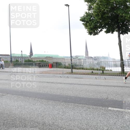 29.06.2025 - hella hamburg halbmarathon Lena Gebhardt http://msf.ph/oto/8417292 29.06.2025 10:51:57 Lombardsbrücke 64, 1418, 1978, 1997, 2308, 2593, 2736, 2778, 3038, 3240, 3991, 4087, 4273, 4436, 4598, 4606, 4748, 4808, 5062, 5291, 5534, 5716, 5717, 6007, 6091, 6403, 6404, 6406, 6456, 6604, 6885, 6945, 6947, 6954, 6985, 7682, 7841, 7871, 7992, 8125, 8194, 8196, 8250, 8251, 8399, 8621, 9220, 9340, 9460, 9462, 9590, 9594, 9673, 9730, 10342, 10496, 10521, 10533, 10673, 10693, 10830, 11101, 11126, 11127, 11268, 11375, 11875, 12065 meine-sportfotos.de