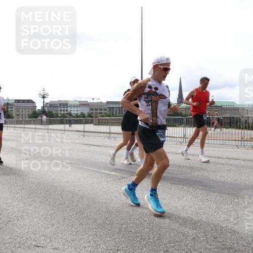 29.06.2025 - hella hamburg halbmarathon Lena Gebhardt http://msf.ph/oto/8417322 29.06.2025 10:26:54 Lombardsbrücke 4507, 18074, 8962, 1300, 1530, 1793, 1973, 2045, 2306, 2643, 4358, 4507, 4509, 4844, 5494, 5495, 5707, 6625, 6637, 6905, 7069, 7234, 7314, 8056, 8079, 8281, 9186, 9349, 10077, 10465, 11110, 11270, 11740, 12071, 12126, 13264, 13462, 14020, 14021, 14930, 15027, 15108, 15807, 15878, 16479, 16788, 17049, 17300, 17445, 17675, 18074, 18087, 18516, 18962, 18976, 18978 meine-sportfotos.de
