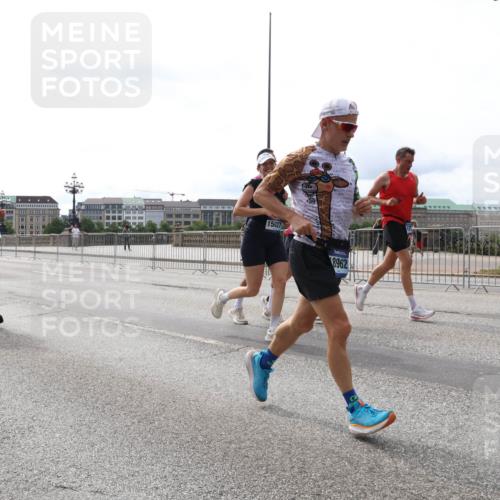 29.06.2025 - hella hamburg halbmarathon Lena Gebhardt http://msf.ph/oto/8417338 29.06.2025 10:26:54 Lombardsbrücke 4507, 18074, 15027, 8962, 1300, 1530, 1793, 1973, 2045, 2306, 2643, 4358, 4507, 4509, 4844, 5494, 5495, 5707, 6625, 6637, 6905, 7069, 7234, 7314, 8056, 8079, 8281, 9186, 9349, 10077, 10465, 11110, 11270, 11740, 12071, 12126, 13264, 13462, 14020, 14021, 14930, 15027, 15108, 15807, 15878, 16479, 16788, 17049, 17300, 17445, 17675, 18074, 18087, 18516, 18962, 18976, 18978 meine-sportfotos.de