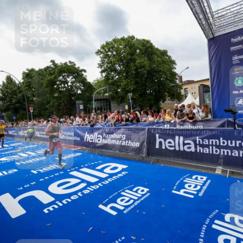 29.06.2025 - hella hamburg halbmarathon Zöllner http://msf.ph/oto/8417341 29.06.2025 10:28:46 Ziel 1953, 2604, 3968, 6090, 10222, 15655, 17213, 17428 meine-sportfotos.de