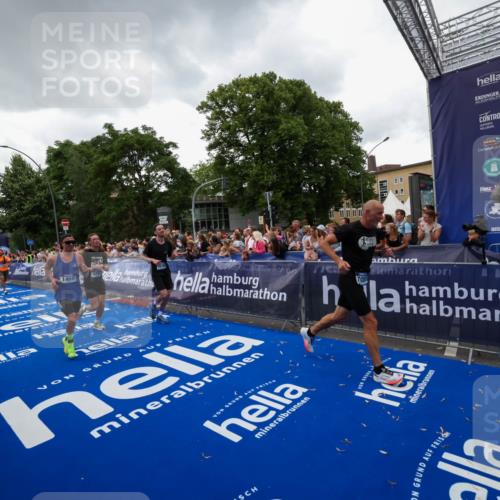 29.06.2025 - hella hamburg halbmarathon Zöllner http://msf.ph/oto/8417346 29.06.2025 10:50:59 Ziel 1466, 2207, 3654, 3947, 4839, 5018, 7052, 7369, 8205, 8572, 10215, 11551, 12778, 13687, 15362, 15395, 15643, 16285, 18350 meine-sportfotos.de