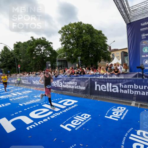 29.06.2025 - hella hamburg halbmarathon Zöllner http://msf.ph/oto/8417348 29.06.2025 10:28:47 Ziel 1953, 2604, 3968, 6090, 10486, 15655, 17428, 18763 meine-sportfotos.de