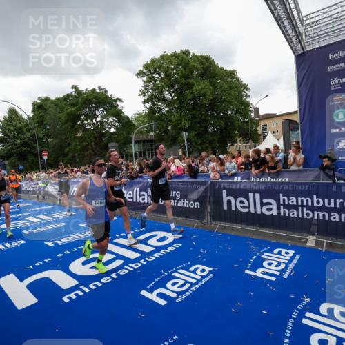 29.06.2025 - hella hamburg halbmarathon Zöllner http://msf.ph/oto/8417358 29.06.2025 10:51:00 Ziel 1466, 2207, 3654, 7052, 7369, 8205, 8572, 10215, 11551, 12778, 13687, 14125, 15362, 15395, 15643, 16285, 17221, 18350 meine-sportfotos.de