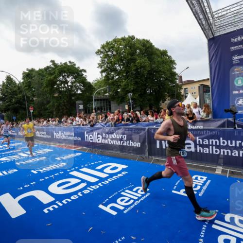 29.06.2025 - hella hamburg halbmarathon Zöllner http://msf.ph/oto/8417362 29.06.2025 10:28:47 Ziel 1953, 2604, 3968, 6090, 10486, 15655, 17428, 18763 meine-sportfotos.de