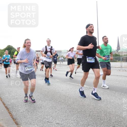 29.06.2025 - hella hamburg halbmarathon Lena Gebhardt http://msf.ph/oto/8417379 29.06.2025 10:51:58 Lombardsbrücke 18780, 11268, 17641, 32, 6007, 364, 1418, 1978, 1997, 2308, 2593, 2736, 2778, 3038, 3240, 3991, 4087, 4273, 4436, 4598, 4606, 4748, 4808, 5062, 5262, 5291, 5534, 5716, 5717, 6007, 6403, 6404, 6406, 6456, 6604, 6885, 6945, 6947, 6954, 6985, 7682, 7691, 7841, 7992, 8125, 8194, 8196, 8250, 8251, 8399, 8621, 9220, 9340, 9460, 9462, 9590, 9594, 9673, 9730, 10342, 10496, 10521, 10533, 10673, 10693, 10830, 11101, 11126, 11127, 11375, 11875, 12065 meine-sportfotos.de