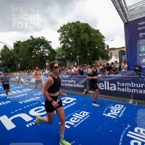 29.06.2025 - hella hamburg halbmarathon Zöllner http://msf.ph/oto/8417380 29.06.2025 10:51:02 Ziel 1630, 2207, 3654, 7369, 8117, 8572, 10215, 11551, 12778, 13008, 13687, 14125, 15362, 15643, 16285, 17221, 18066, 18350 meine-sportfotos.de