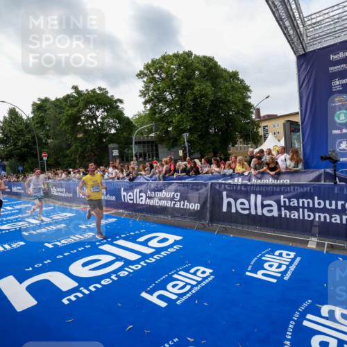 29.06.2025 - hella hamburg halbmarathon Zöllner http://msf.ph/oto/8417381 29.06.2025 10:28:48 Ziel 1953, 2604, 3968, 6090, 10486, 15655, 17428, 18763 meine-sportfotos.de